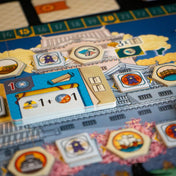 A fehér várkastély: Párbaj játéktábla felső része, ahol a kastély és a szimbólumok színes lapkákon láthatók.