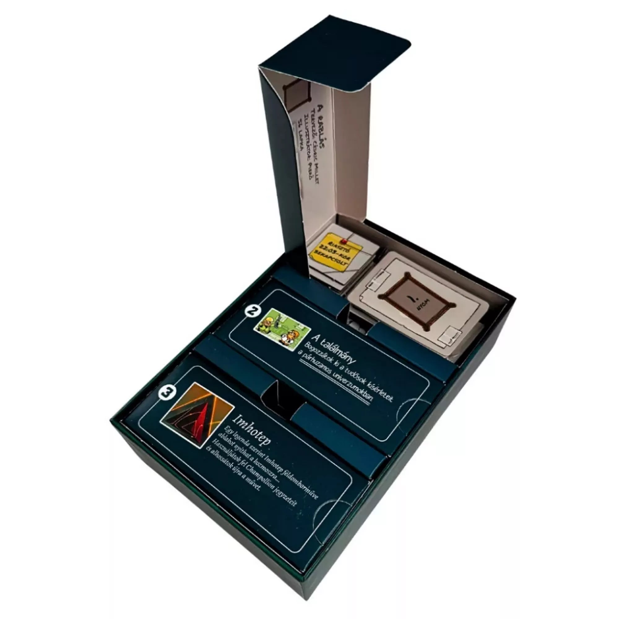 A A Fordulat játéka belülről, három külön rekeszben elhelyezett rejtvénydobozzal és kártyacsomagokkal, mindegyik saját témájú fejezettel.