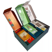 A A Fordulat doboza nyitva, belsejében színes, tematikus csomagok – Imhotep, A találmány és A rablás – láthatók, kártyákkal és lapkákkal rendezve.