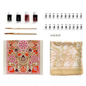 Atelier 11 selyemfestő készlet felnőtteknek teljes tartalma kiterítve, festékekkel és ecsetekkel