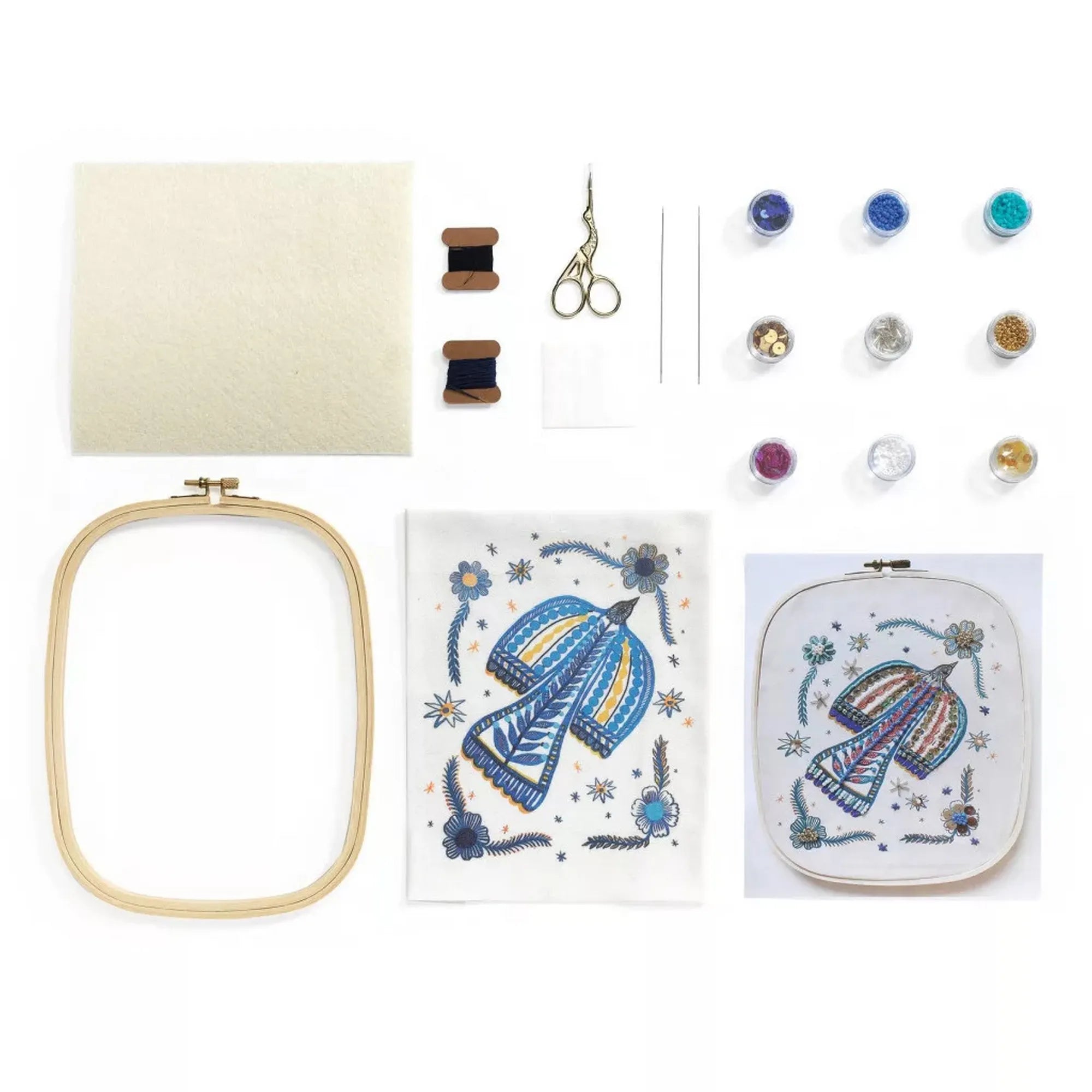 Atelier 59 hímző készlet felnőtteknek: Gyöngymadár – tartozékok: A teljes készlettartalom kiterítve: hímzőkeret, tűk, fonalak, gyöngyök, olló és a gyöngymadár mintás textil.