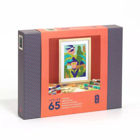 Atelier 65 hímzőkészlet – a csomagolás eleje, benne a keretezett kész minta és a sokszínű fonalak.