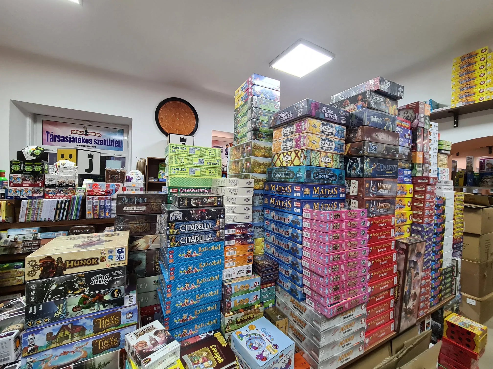 Nagy mennyiségű társasjáték készlet raktárban a jaszmanal