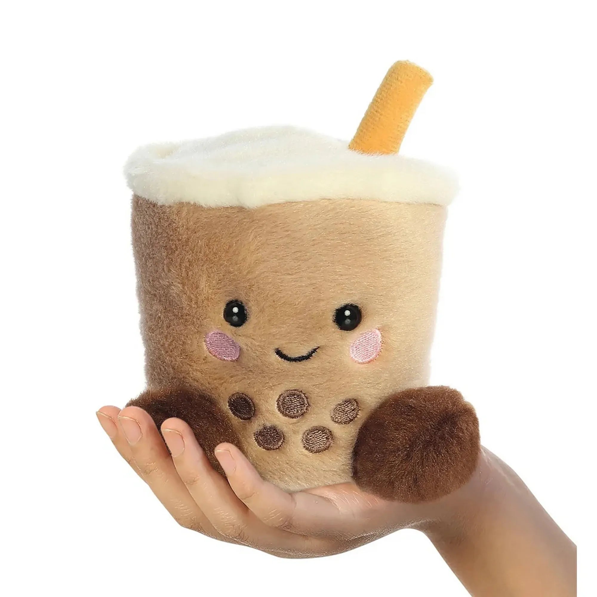 Bubble tea plüss – kézben tartott, aranyos arcú bubble tea pohár alakú plüss, barna „gyöngyökkel” és szívószállal.