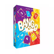 A Bango társasjáték színes, látványos doboza, amelyen a játék neve robbanásszerű betűkkel jelenik meg. A háttér élénk sárga, kék, piros és lila árnyalatokban pompázik, körülötte számozott kártyák lebegnek, jelezve a játék dinamikus, gyors tempóját.