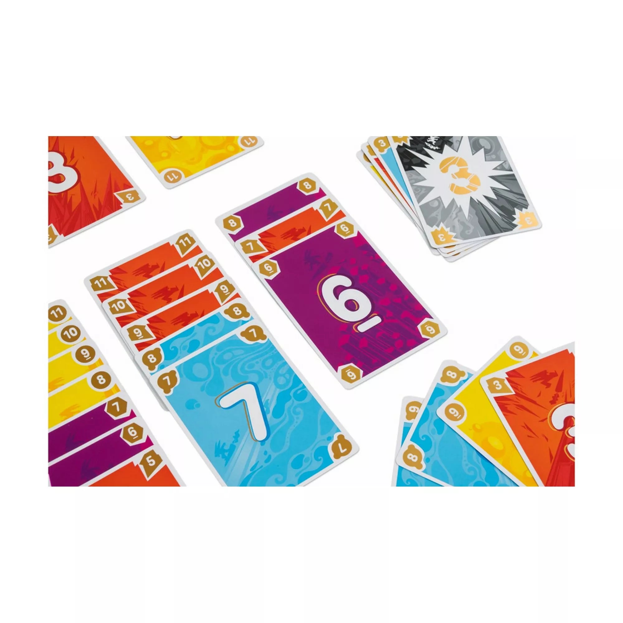 A Bango társasjáték asztalon elrendezett kártyái, színek és számok szerint csoportosítva. A játék robbanás ikonnal ellátott szürke lapjai is láthatók, amelyek a kockázatos húzások következményét jelképezik.