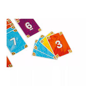 A Bango társasjáték menetéből kiragadott pillanat, ahol több számsor épül az asztalon. A piros, kék és lila színű lapok egymás mellett sorakoznak, mutatva a játék taktikai részét – a számsorok építését és a kockázatvállalást.