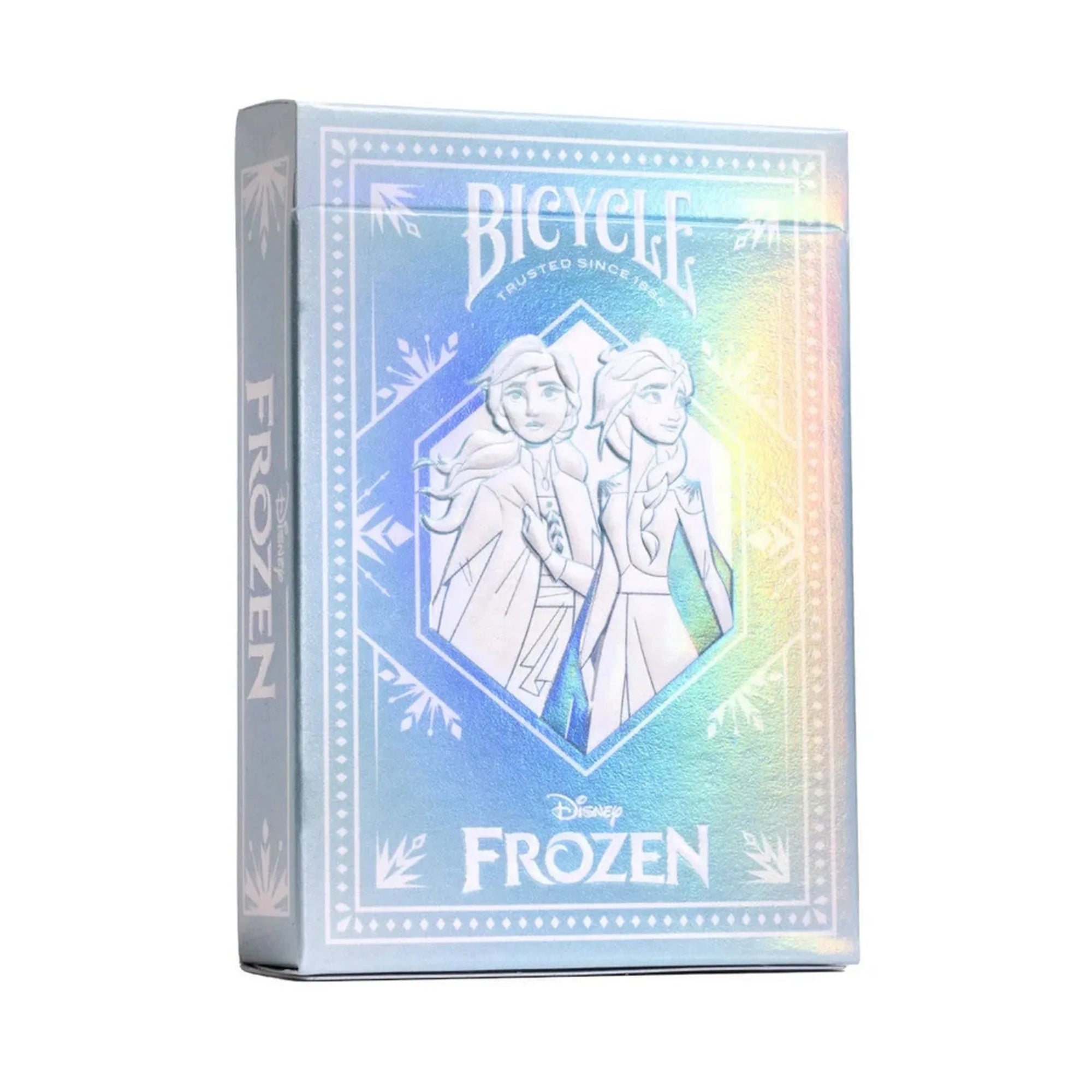 A Bicycle Disney Frozen kártyapakli doboza ferde nézetből, Elza és Anna elegáns rajzával, ezüstösen csillogó borításon.