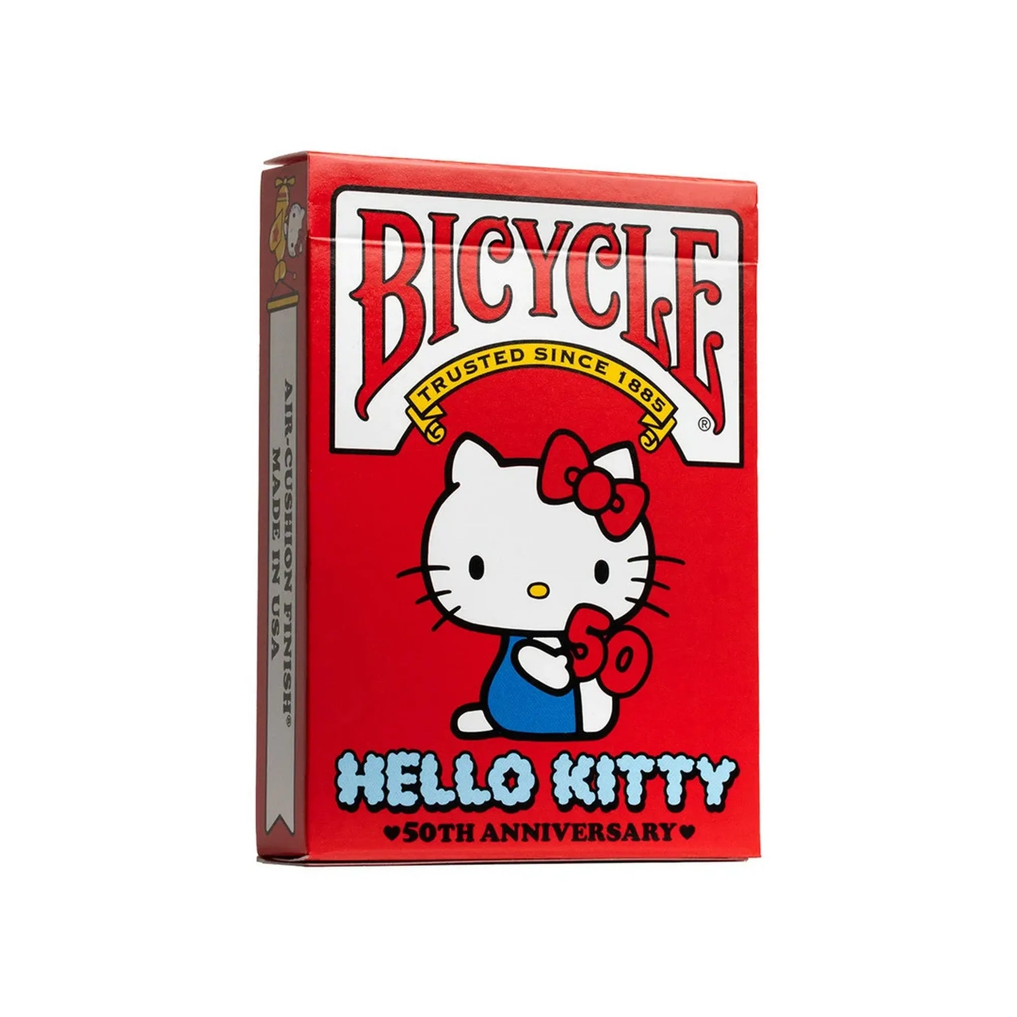 A Bicycle Hello Kitty 50th Anniversary kártyapakli piros doboza, középen a Hello Kitty figura a jellegzetes piros masnival és a „50” felirattal.