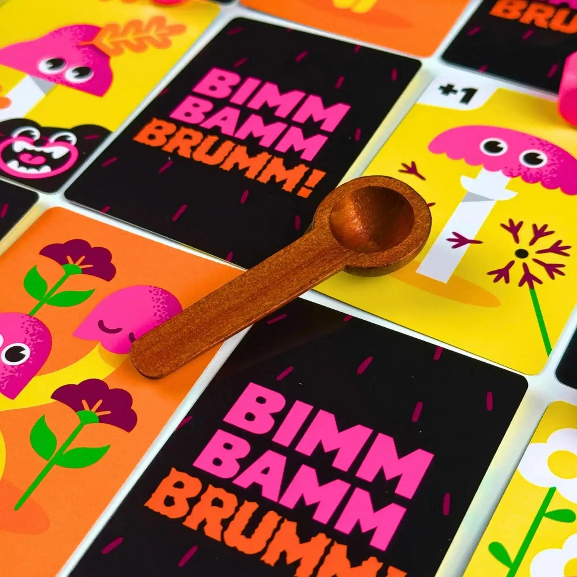 A Bimm Bamm Brumm! társasjáték vidám gombás kártyái és fa kanalai részletes közeli fotón.