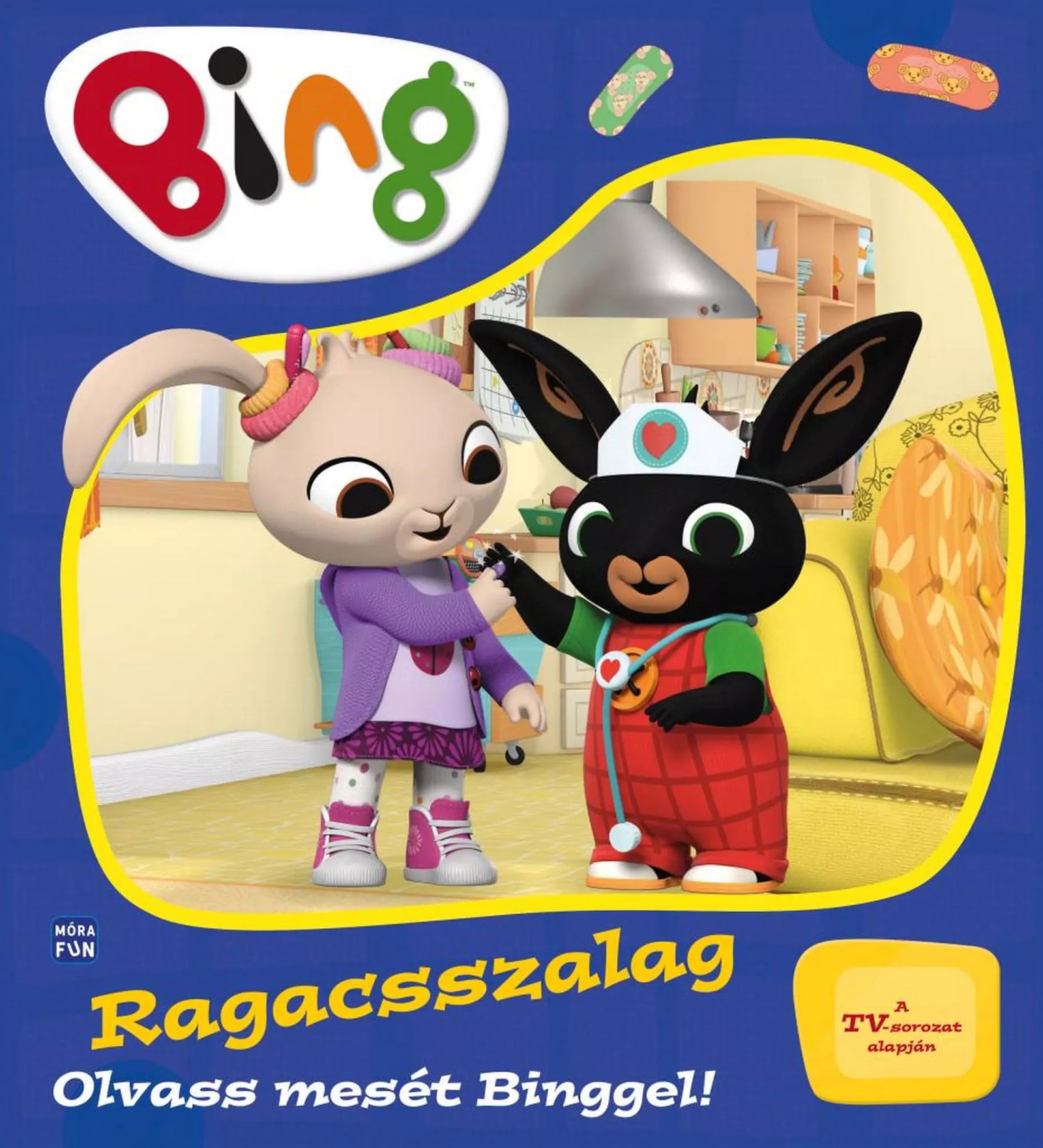 „Bing – Ragacsszalag” borítója, amelyen Bing, a fekete nyuszi orvosnak öltözve sebtapaszt tesz barátja, Sula karjára egy színes nappaliban.