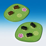 A Bociterelgető játék zöld legelőlapkái barna és fekete fa bocikkal, virágmintás mezőkön.