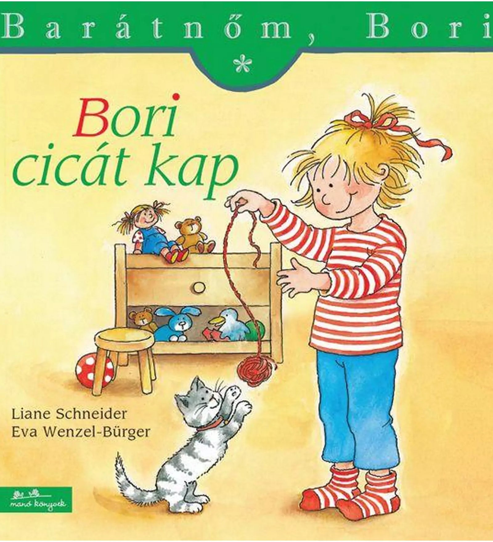 A „Barátnőm, Bori – Bori cicát kap” könyv borítója, melyen Bori piros-fehér csíkos felsőben egy kiscicával játszik gombolyaggal.