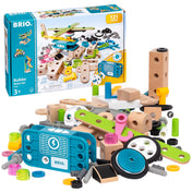 BRIO Builder Motor Set dobozzal és szétszórt alkatrészekkel – a csomag tartalmaz fa építőelemeket, kerekeket, színes csavarokat és a kék motor egységet, amely mozgásba hozza a gyerekek építményeit.