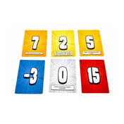 különböző értékű számkártyák (-3, 0, 2, 5, 7, 15) élénk színekben, akciókártya szövegekkel