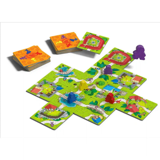 Carcassonne Junior játék közben kirakott pálya színes figurákkal és kártyapaklival