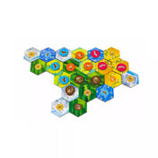 Színes hatszögletű lapkákból kirakott Cascadia Junior játéktér, rajta állatfigurákkal, mint a medve, róka és lazac.