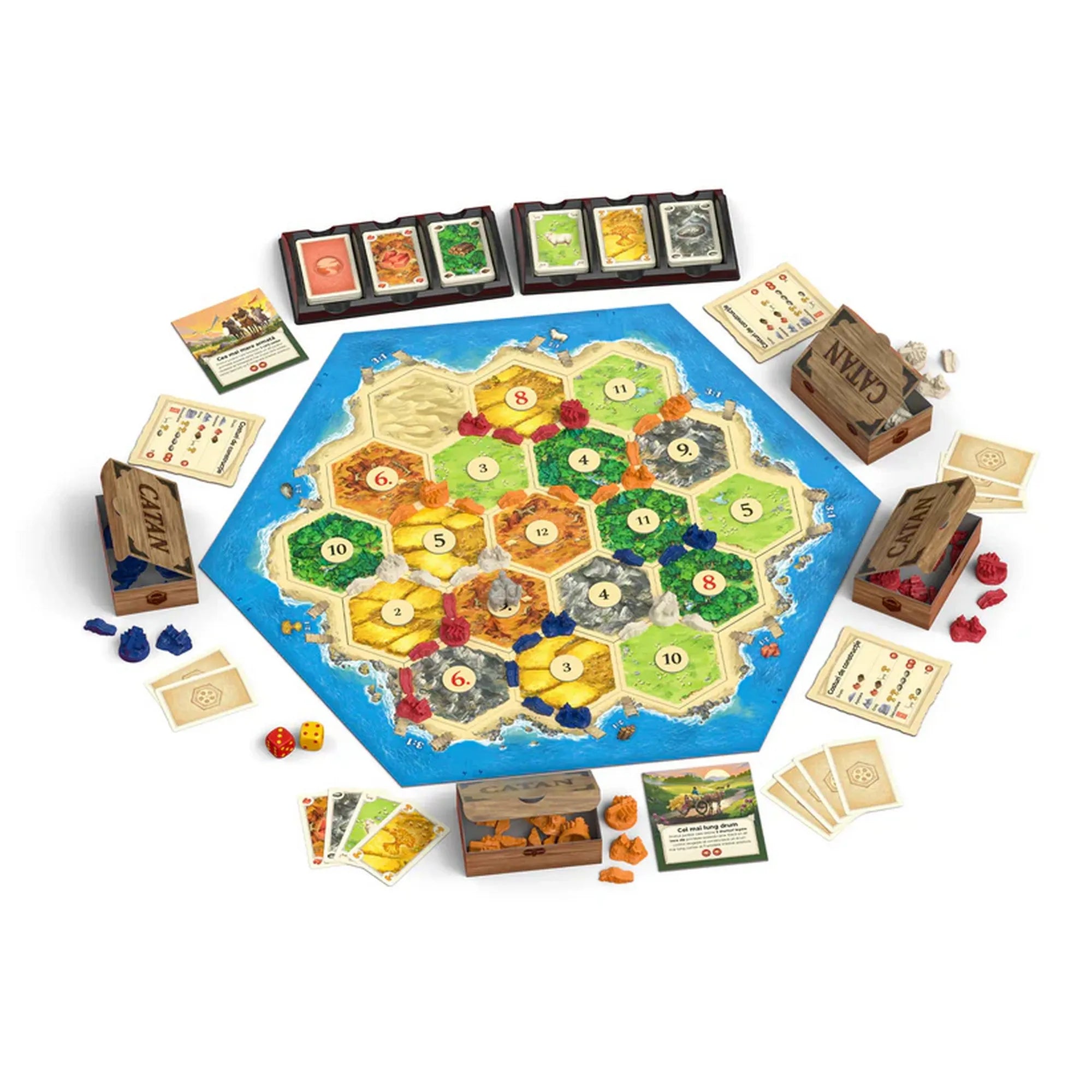 A Catan Big Box társasjáték teljes játéktáblája felépítve, hatszögletű mezőkkel, erőforráskártyákkal, dobókockákkal és színes játékfigurákkal elrendezve.