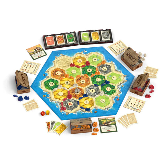 A Catan Big Box társasjáték teljes játéktáblája felépítve, hatszögletű mezőkkel, erőforráskártyákkal, dobókockákkal és színes játékfigurákkal elrendezve.