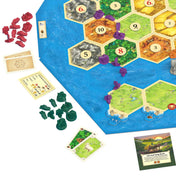 Catan: Navigatorii 2025 kiegészítő játék közben. Színes települések, hajók és kártyák mutatják a stratégiai tengeri felfedezést és kereskedelmet.