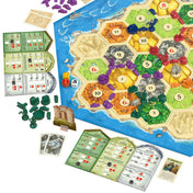 A Catan: Orase & Cavaleri – Extensie 5-6 jucători társasjáték kiegészítő elemei: játéktábla részlet, fejlesztési táblák, kártyák, dobókockák és színes műanyag figurák a különböző játékosok számára.