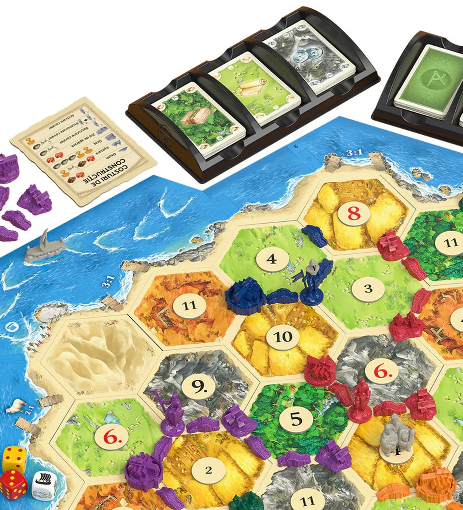 Közelkép a Catan: Orase & Cavaleri – Extensie 5-6 jucători játéktábláról, láthatók a hatszögletű mezők, a lovag figurák, városok, utak és fejlesztési kártyák tartói.