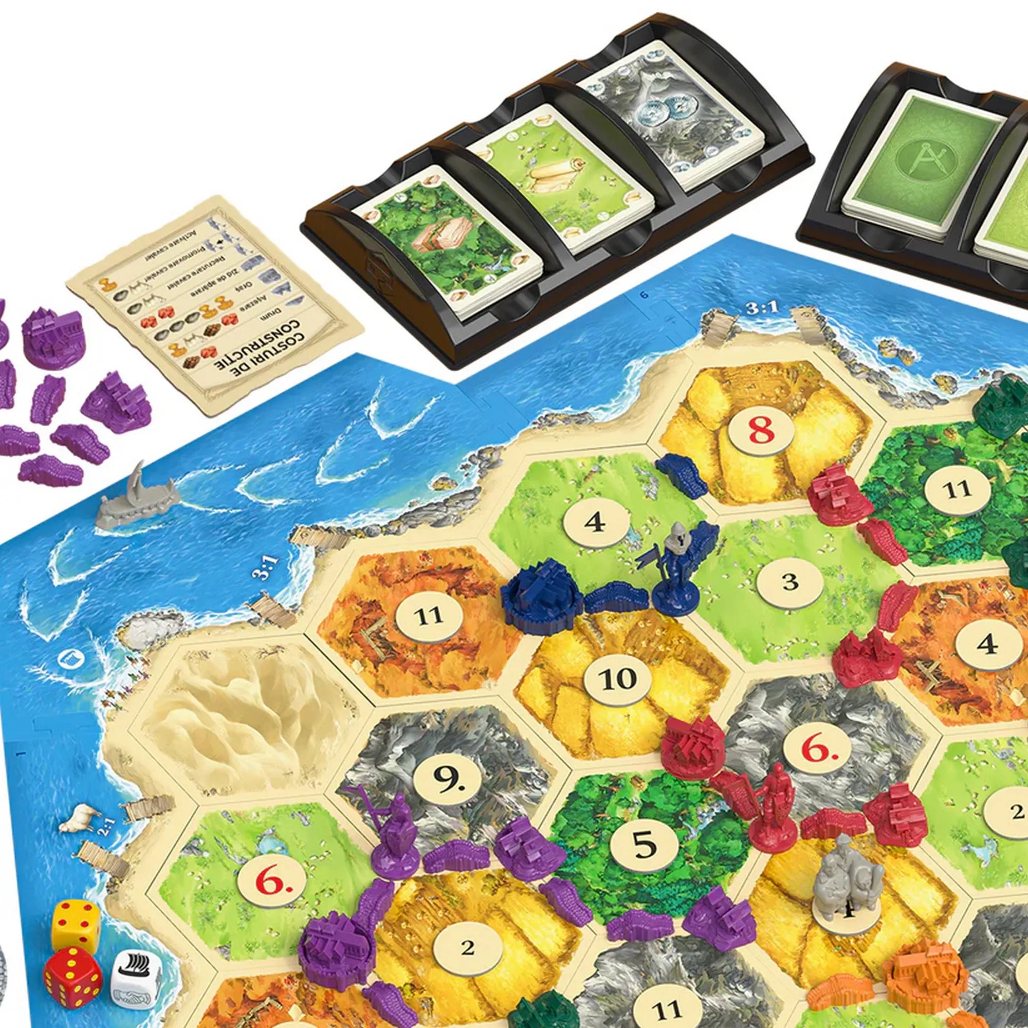 Közelkép a Catan: Orase & Cavaleri – Extensie 5-6 jucători játéktábláról, láthatók a hatszögletű mezők, a lovag figurák, városok, utak és fejlesztési kártyák tartói.