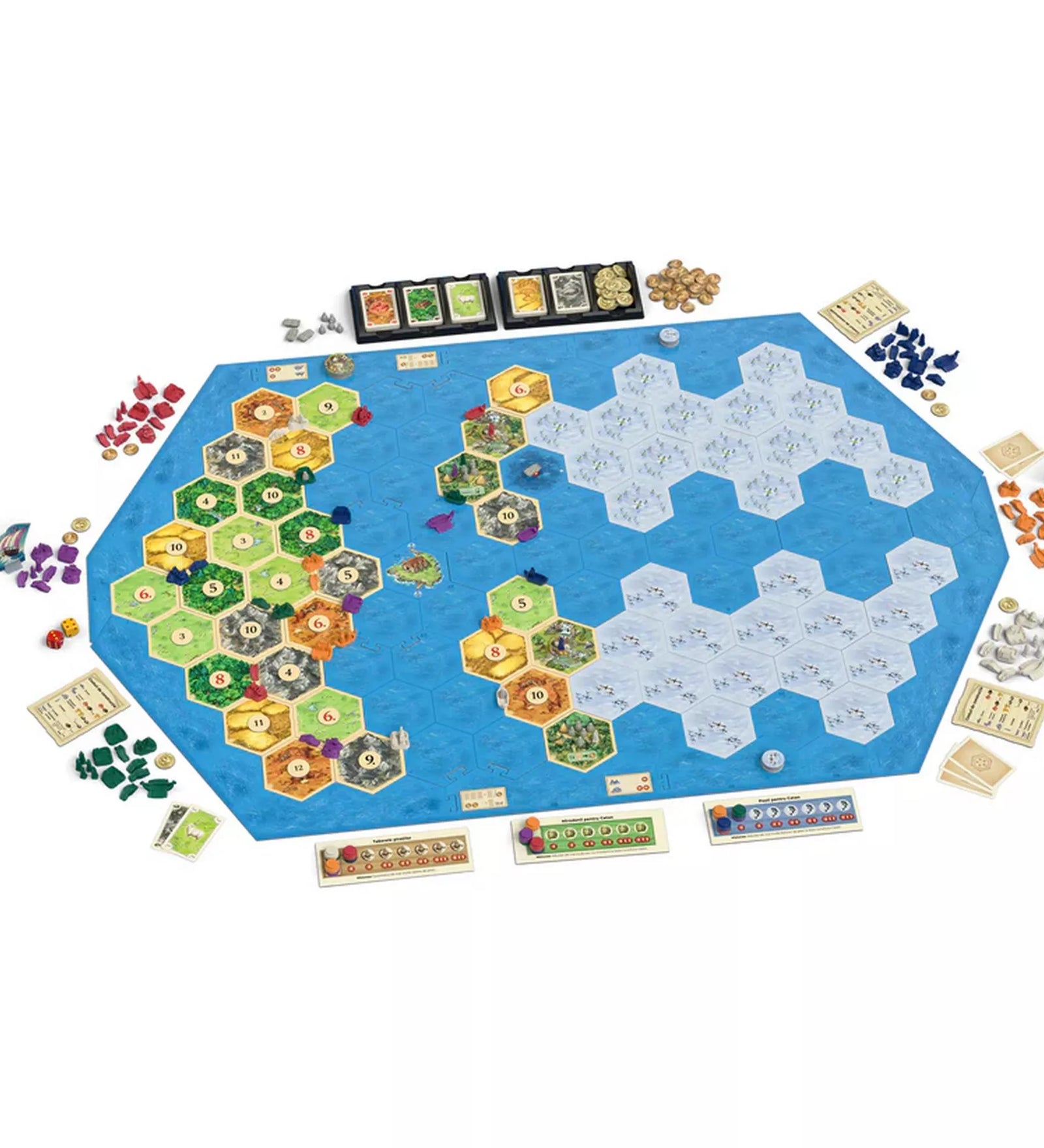 A Catan: Pirați și exploratori – 5–6 fős kiegészítő kiterített játéktáblája felülnézetből, tengeri és szárazföldi hexalapokkal, hajókkal, kalózfigurákkal, erőforráskártyákkal és játékosbábukkal.