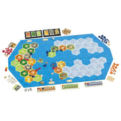 A CATAN: Kalózok és felfedezők társasjáték teljes, felállított játéktáblája, színes hatszög mezőkkel, figurákkal és kártyákkal.