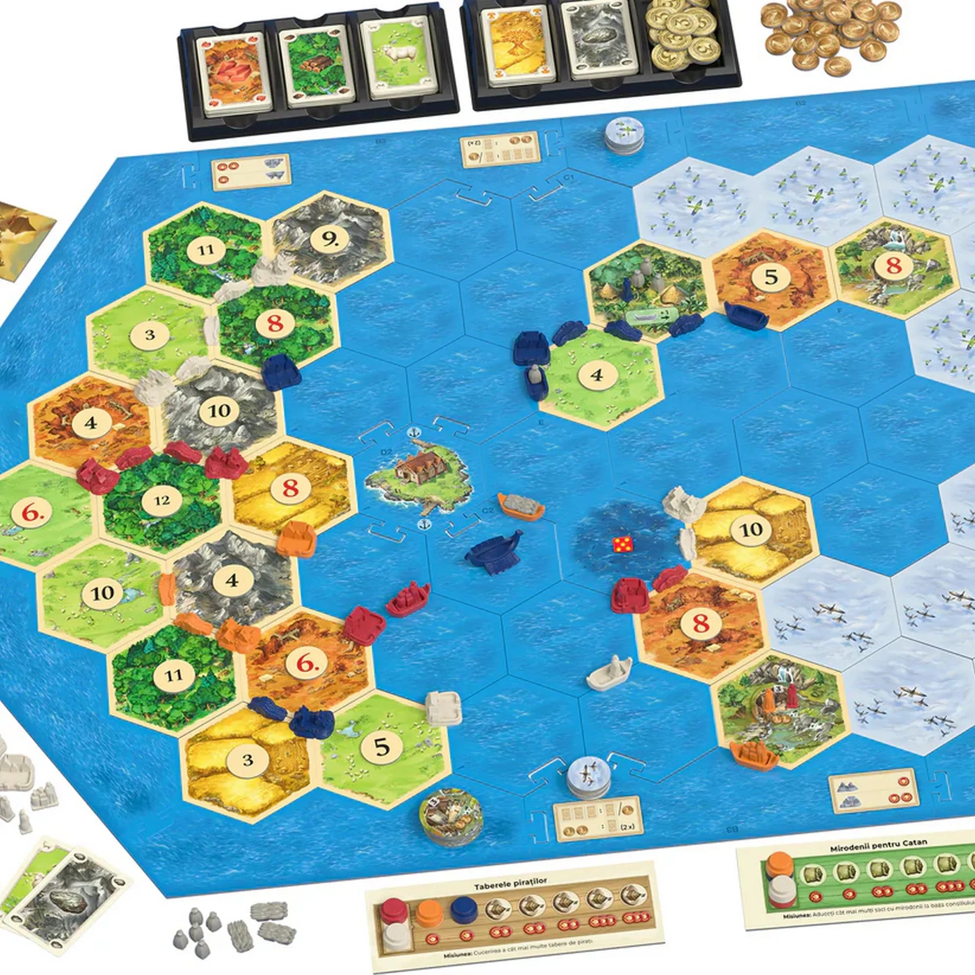 Közeli kép a CATAN: Kalózok és felfedezők játéktábláról, amelyen hajók, kalózfigurák és különböző erőforrás mezők láthatók.