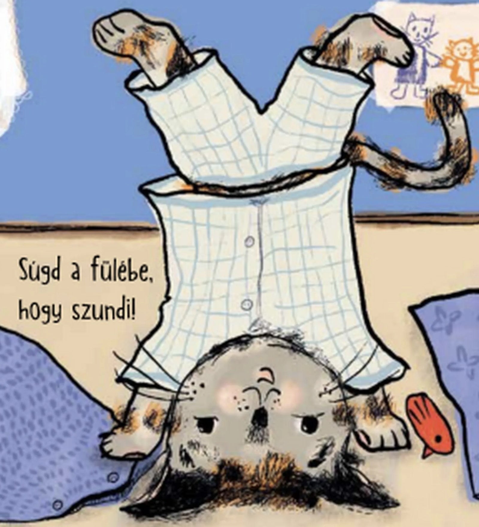 Cicus elalszik – a pizsamás kiscica fejen állva próbál elaludni, körülötte párnák és egy kis piros halacskajáték látható.