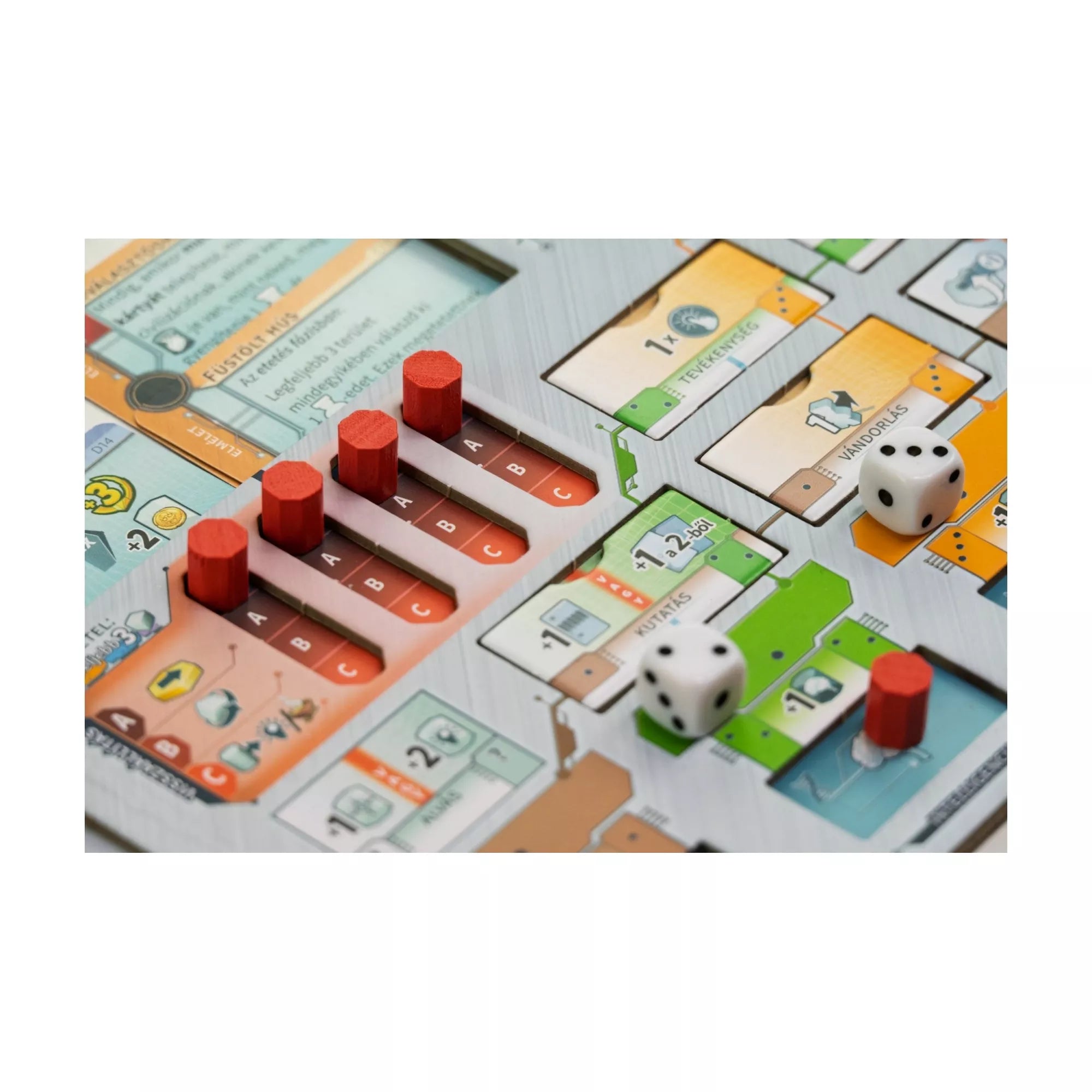 A Civolution játékoslapjának részlete piros jelölőkkel, fejlesztési sávokkal és két dobókockával. A képen jól látszanak a technológiai és gazdasági fejlődési lehetőségek.