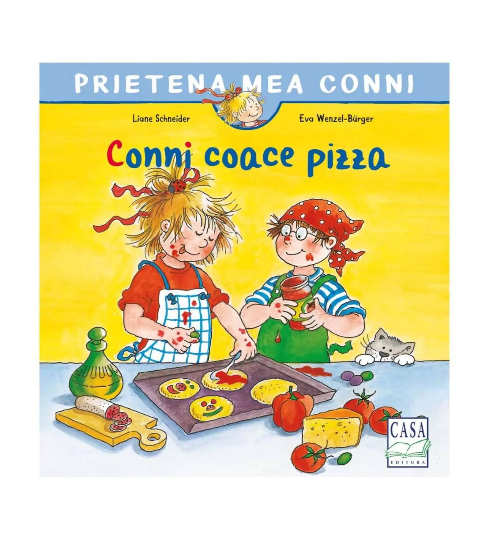 A képen a „Prietena mea Conni – Conni coace pizza” című gyerekkönyv borítója látható. A vidám illusztráción Conni és egy barátja pizzát sütnek a konyhában: Conni kötényben a tepsibe helyezi a kerek pizzákat, míg a másik gyerek piros pöttyös kendőben paradicsomszószt ken.