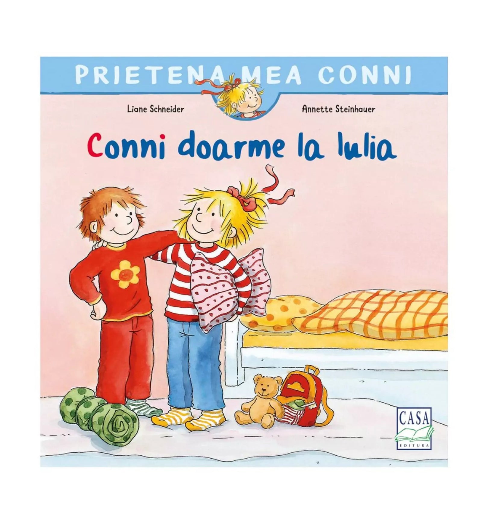 A könyvborítón a „Conni doarme la Iulia” (Prietena mea Conni sorozat) című mesekönyv látható. A rajzon két kislány szerepel: Conni piros-fehér csíkos pólóban, kockás pizsamával és piros masnival a hajában áll barátnője, Iulia mellett, aki piros pizsamát visel. A háttérben egy ágy párnákkal és takaróval, a földön pedig egy hátizsák, egy plüssmackó és egy összetekert hálózsák látható.
