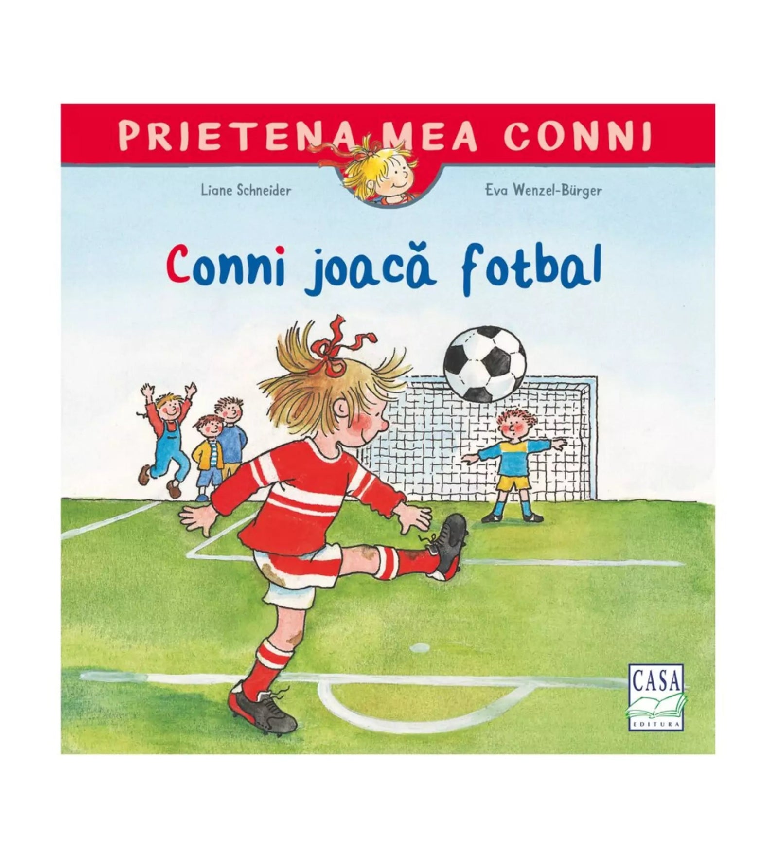 A könyvborítón a „Prietena mea Conni – Conni joacă fotbal” című kötet látható. A rajzon Conni piros-fehér focimezben rúgja a labdát a kapu felé, miközben a háttérben más gyerekek örülnek és a kapus próbálja védeni a lövést.