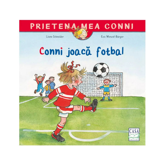 A könyvborítón a „Prietena mea Conni – Conni joacă fotbal” című kötet látható. A rajzon Conni piros-fehér focimezben rúgja a labdát a kapu felé, miközben a háttérben más gyerekek örülnek és a kapus próbálja védeni a lövést.