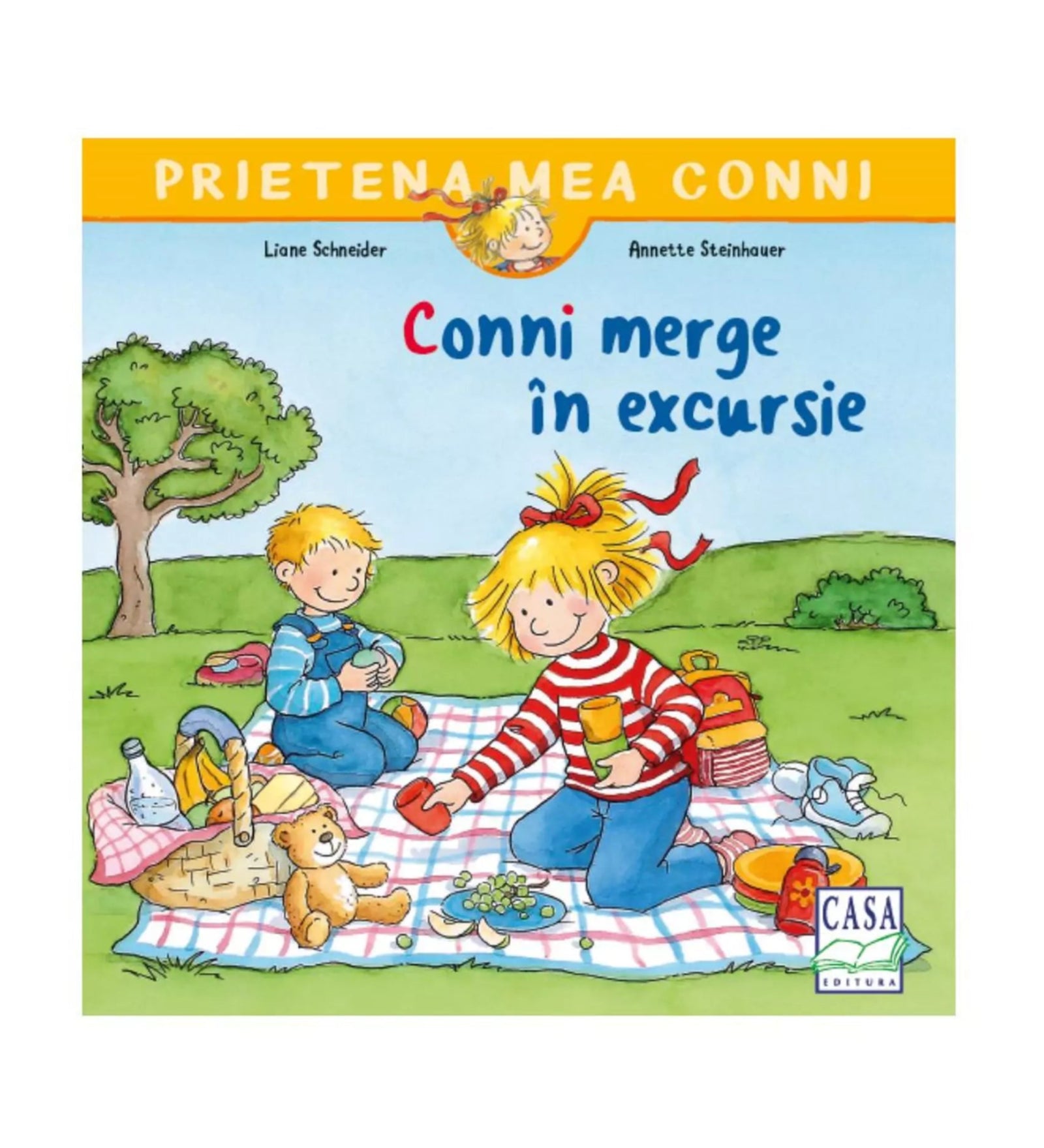 „Prietena mea Conni – Conni merge în excursie” címmel, amelyen Conni és egy kisfiú piknikeznek a fűben, pléden ülve, étellel és plüssmackóval.
