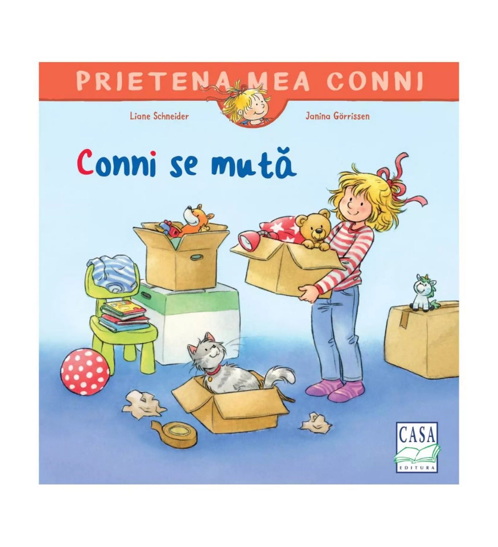 A könyvborítón a „Prietena mea Conni – Conni se mută” című gyerekkönyv látható. A rajzon Conni mosolyogva dobozt tart a kezében, benne plüssmackóval és piros pöttyös hálózsákkal. Körülötte több kartondoboz, játékok, egy szék könyvekkel, valamint egy kiscica ül az egyik nyitott dobozban.