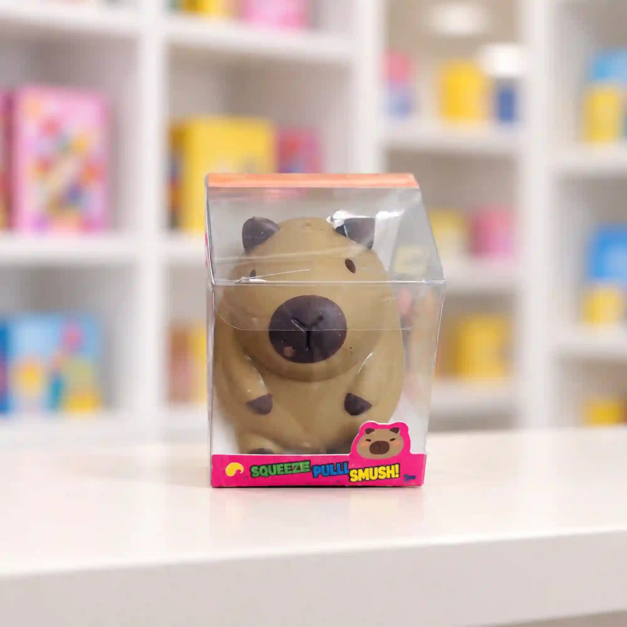 Cool Mix Capybara squishy stresszlevezető játék – átlátszó díszdobozban, játékbolti környezetben