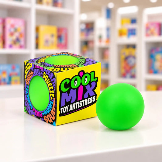 Cool Mix Squishy 10 cm zöld stresszlevezető labda eredeti, színes doboza mellett,  játékbolt világos pultján.