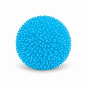 Cool Mix Squishy: Bolyhos tapintású labda 6 cm stresszlevezető játék (kék) – kék, puha kiálló szálakkal borított labda fehér háttéren.