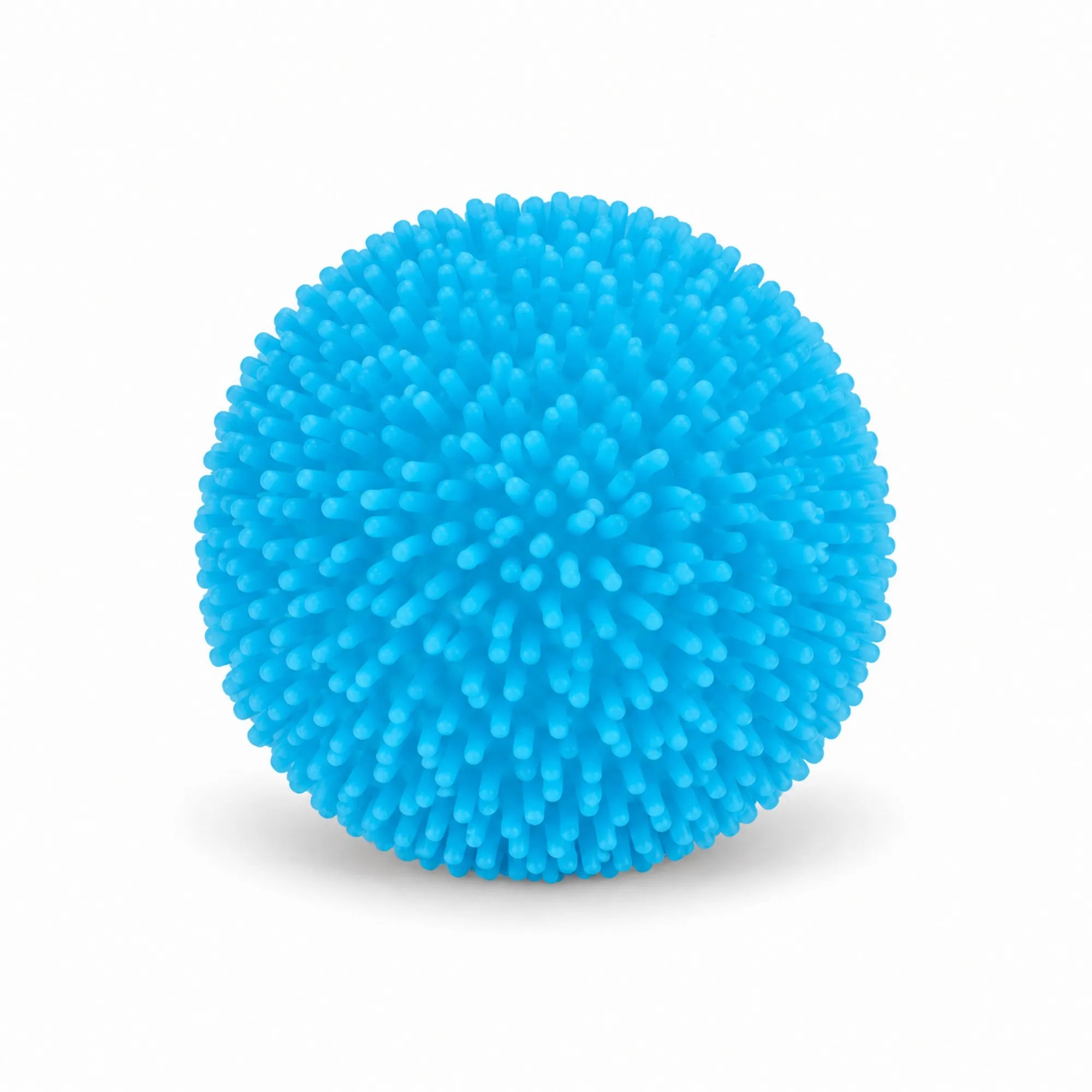 Cool Mix Squishy: Bolyhos tapintású labda 6 cm stresszlevezető játék (kék) – kék, puha kiálló szálakkal borított labda fehér háttéren.
