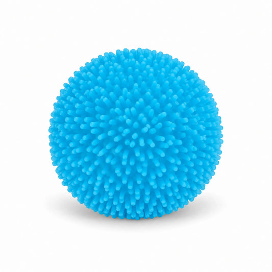 Cool Mix Squishy: Bolyhos tapintású labda 6 cm stresszlevezető játék (kék) – kék, puha kiálló szálakkal borított labda fehér háttéren.