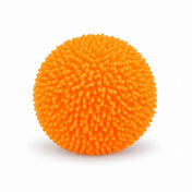 Narancssárga Cool Mix Squishy tüskés stresszlabda fehér háttér előtt