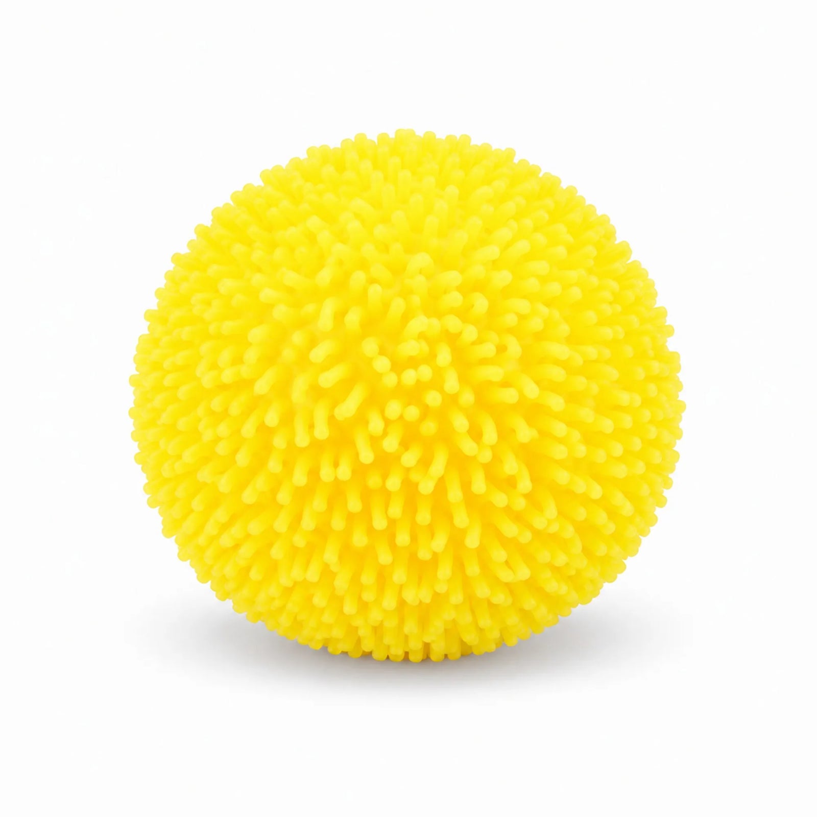 Cool Mix Squishy: Bolyhos tapintású labda 6 cm stresszlevezető játék (sárga) – sárga, puha tüskékkel borított stresszlabda fehér háttéren.