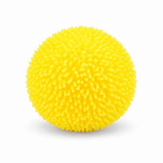 Cool Mix Squishy: Bolyhos tapintású labda 6 cm stresszlevezető játék (sárga) – sárga, puha tüskékkel borított stresszlabda fehér háttéren.