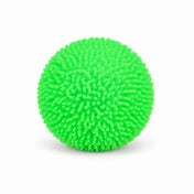 Zöld Cool Mix Squishy tüskés stresszlabda fehér háttér előtt