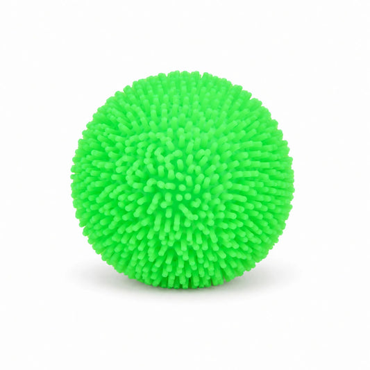 Zöld Cool Mix Squishy tüskés stresszlabda fehér háttér előtt