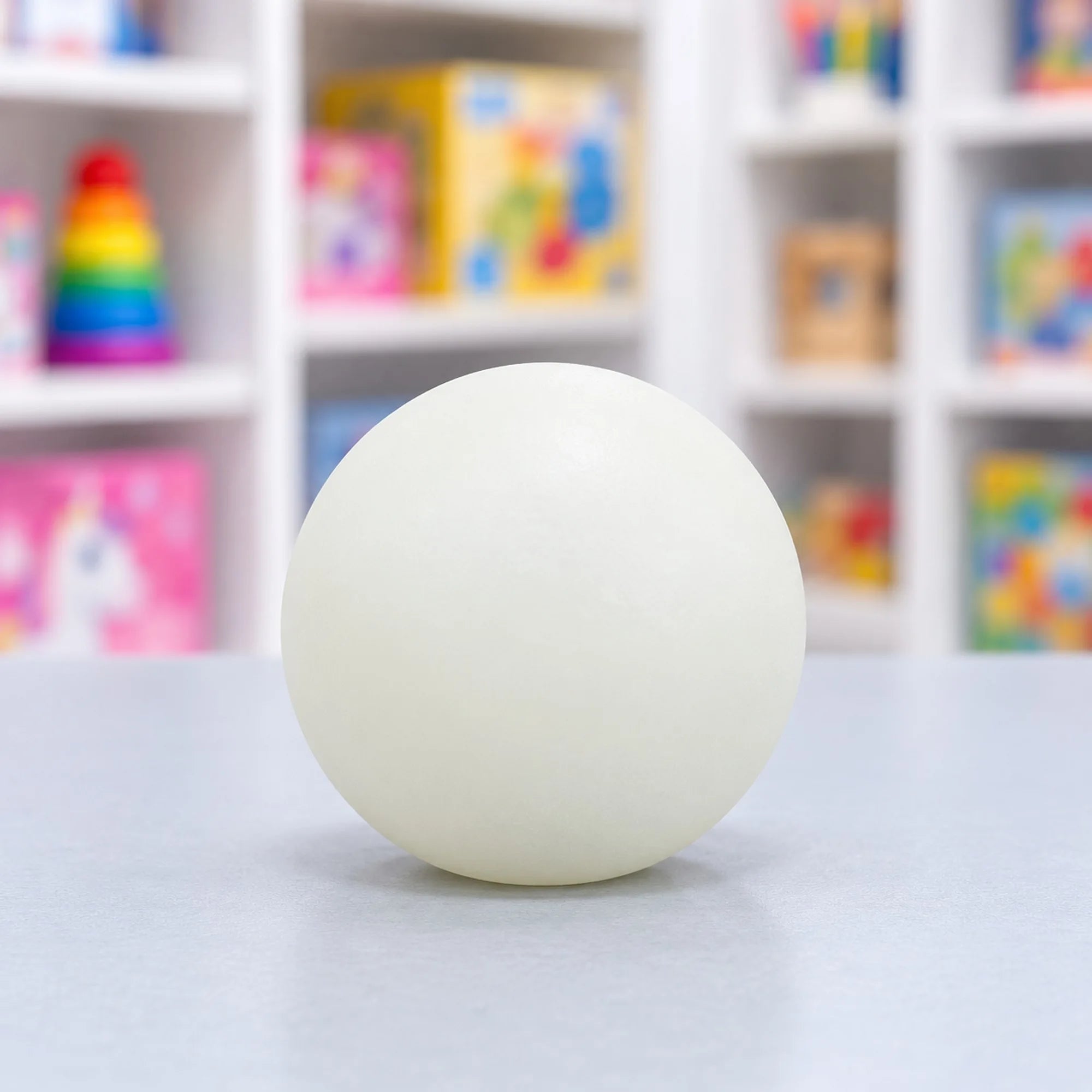 Fehér Cool Mix sötétben világító squishy stresszlabda színes háttér előtt