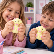 Cool Mix Squishy sárga hörcsög stresszlevezető játék két mosolygó gyermek kezében, játék közben